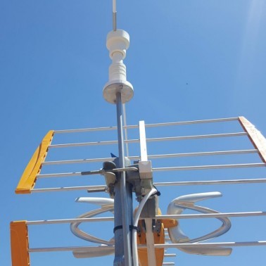 Instalação do Espanta Pássaros para Antena no Telhado de uma Casa. Zoom na Fixação do Mastro com Abraçadeiras