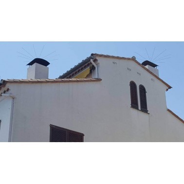 Vista da Fachada de uma Casa com 2 Eolos Arana para Impedir que os Pássaros Pousem