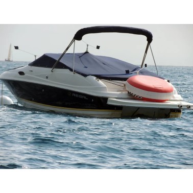 Barco ancorado com três dispositivos anti-gaivotas StopGull Air