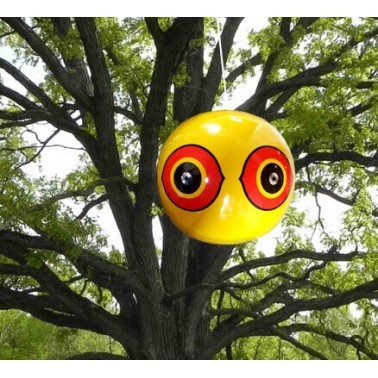 Balão Espantalho Scare Eyes instalado em árvore