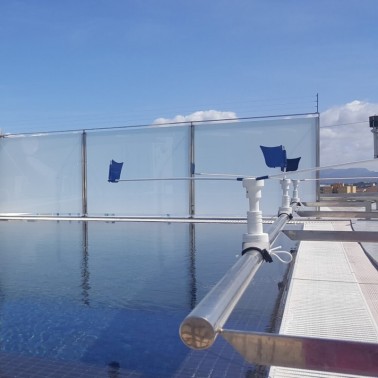 Dois StopGull Air Instalados em Piscina Flutuante com Suporte Têxtil Railing