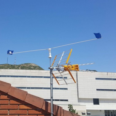 Instalação do Espanta Pássaros para Antena no Telhado de uma Casa