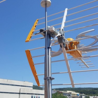 Instalação do Espanta Pássaros para Antena no Telhado de uma Casa. Zoom na Fixação do Mastro